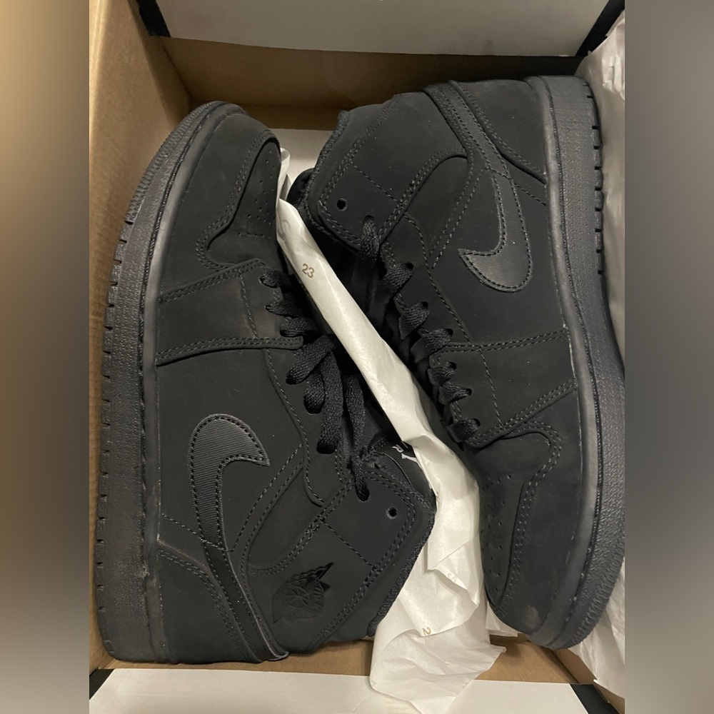 Air Jordan 1 mid - black /white-black 
(size 7.5)